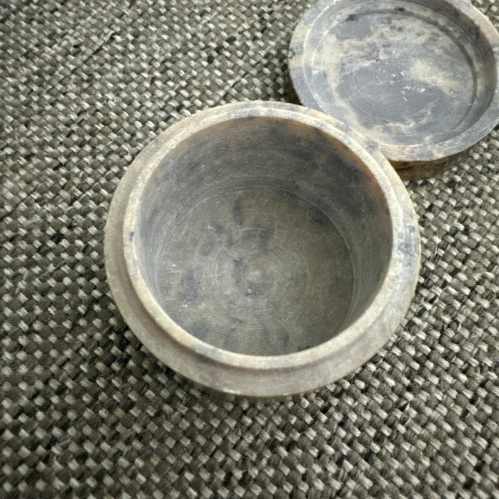 Vintage Soapstone Trinket Box Mother of Pearl Inlay Oval Flowers‎ Amber